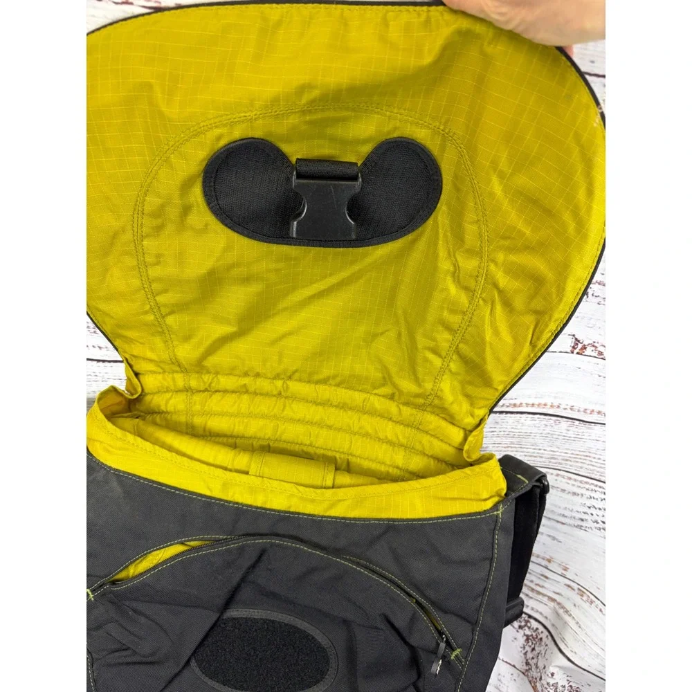 Crumpler Messenger Bag Black Canvas Lime Green Lining Shoulder Bag cheesy chick